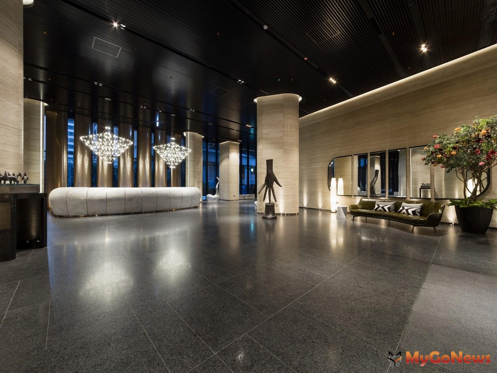 ▲公共區域如大廳、廊道等空間分別舉行典藏展與邀請展國際聯展,精挑細選出10餘件來自中台日英西等14位國內外藝術大師的創作作品(圖:麗寶集團)