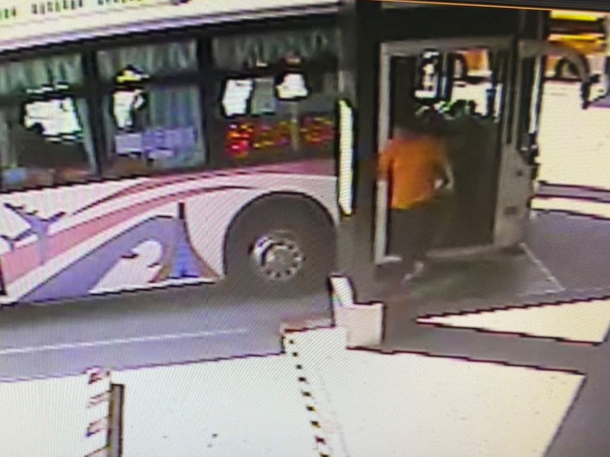 慢飛天使小慧24日搭公車下錯站後失蹤，年邁雙親連 日頂著烈日在55號公沿途停靠站尋人，台中市社會局 26日公布小慧當日搭公車身影，盼各界協尋。 （台中市社會局提供）