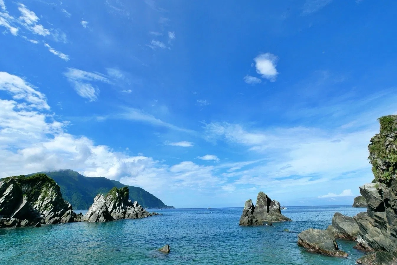 宜蘭景點】東澳灣粉鳥林漁港～碧綠青山偎傍湛藍海水，礁岩地形海天成 ...