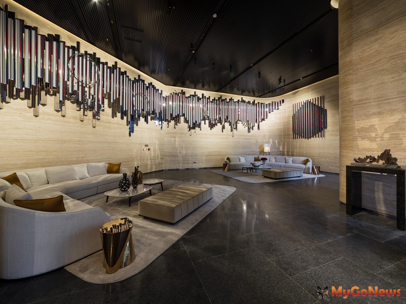 ▲一樓沙發區牆面,則展出台灣藝術大學宋璽德教授的作品(圖:麗寶集團)