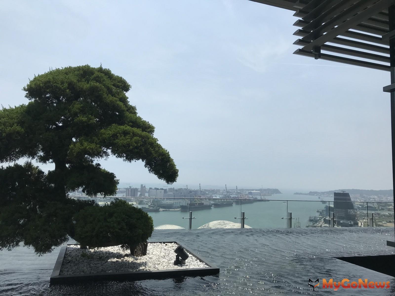 ▲「大船入港」透過涵碧美學大師-戴育澤,展現了頂樓將海景結合無邊際鏡面水池、真柏的空靈場域,海天一體的流動風景,自然融入如畫的美學世界!