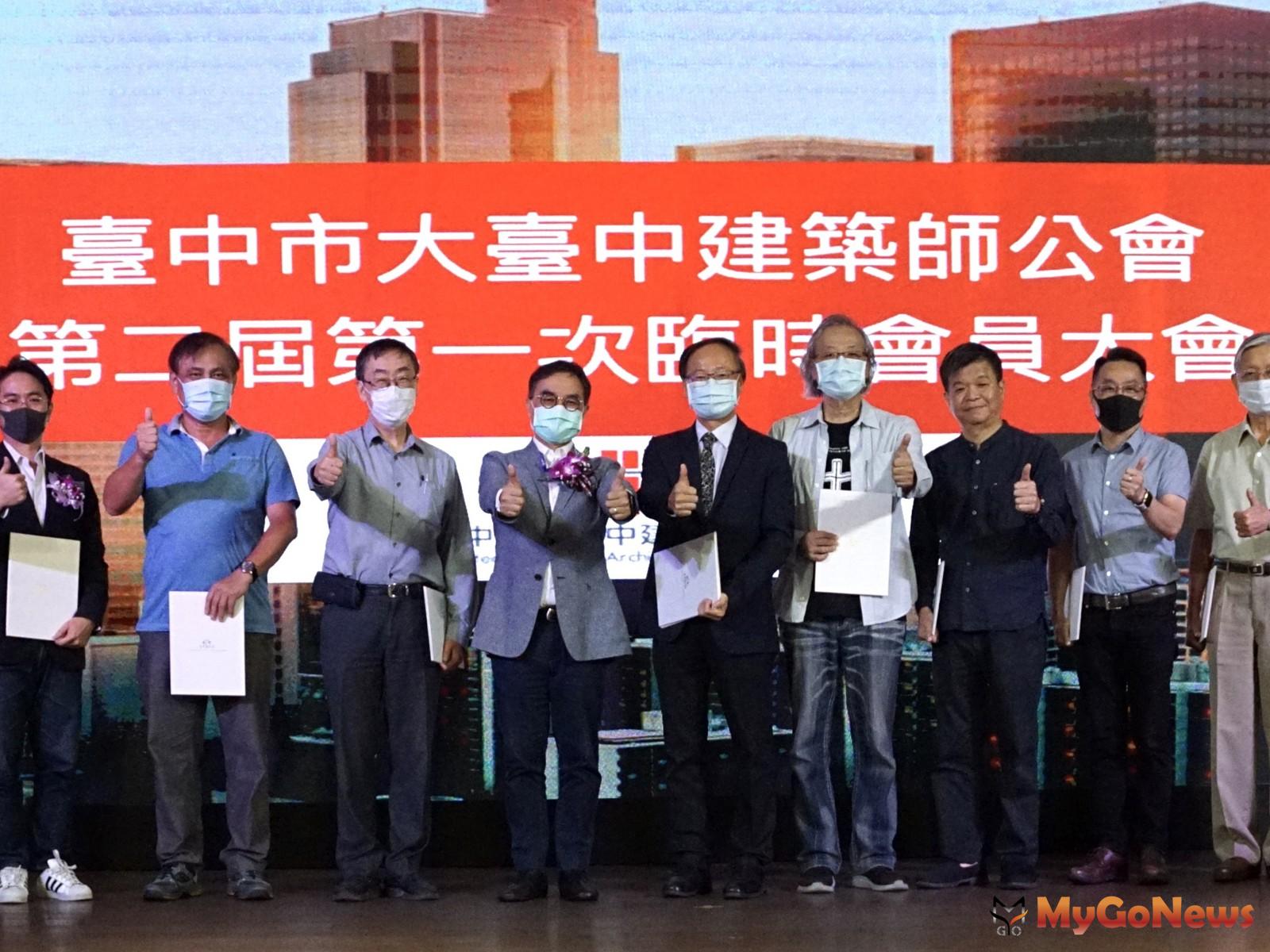 ▲建築師公會贈平板 中市都審快易通(圖：台中市政府)