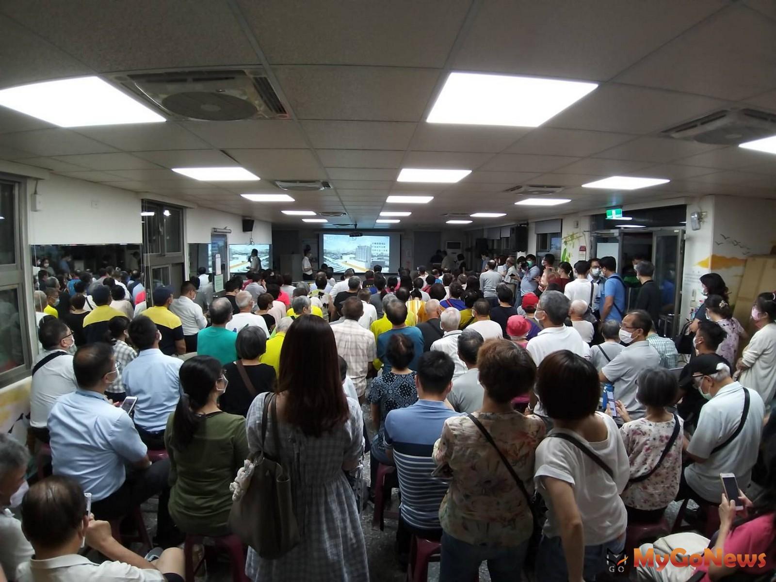 ▲26日晚間北捷舉行士林站TOD大樓公開說明會 里民參與熱烈(圖：台北市政府)