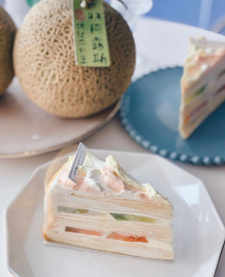 選用香甜多汁的新鮮水蜜桃，與手工熬煮的水蜜桃果醬混和卡士達，酸甜不膩口超適合夏天來一塊！