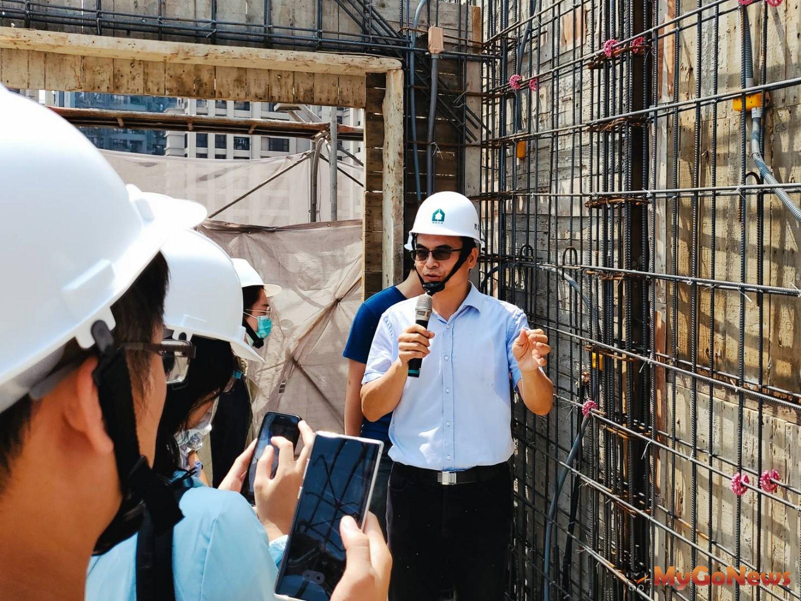 ▲建築安全履歷協會戴雲發理事長解說「仁發喜悅」建案14F鋼筋品質(圖：業者提供)。