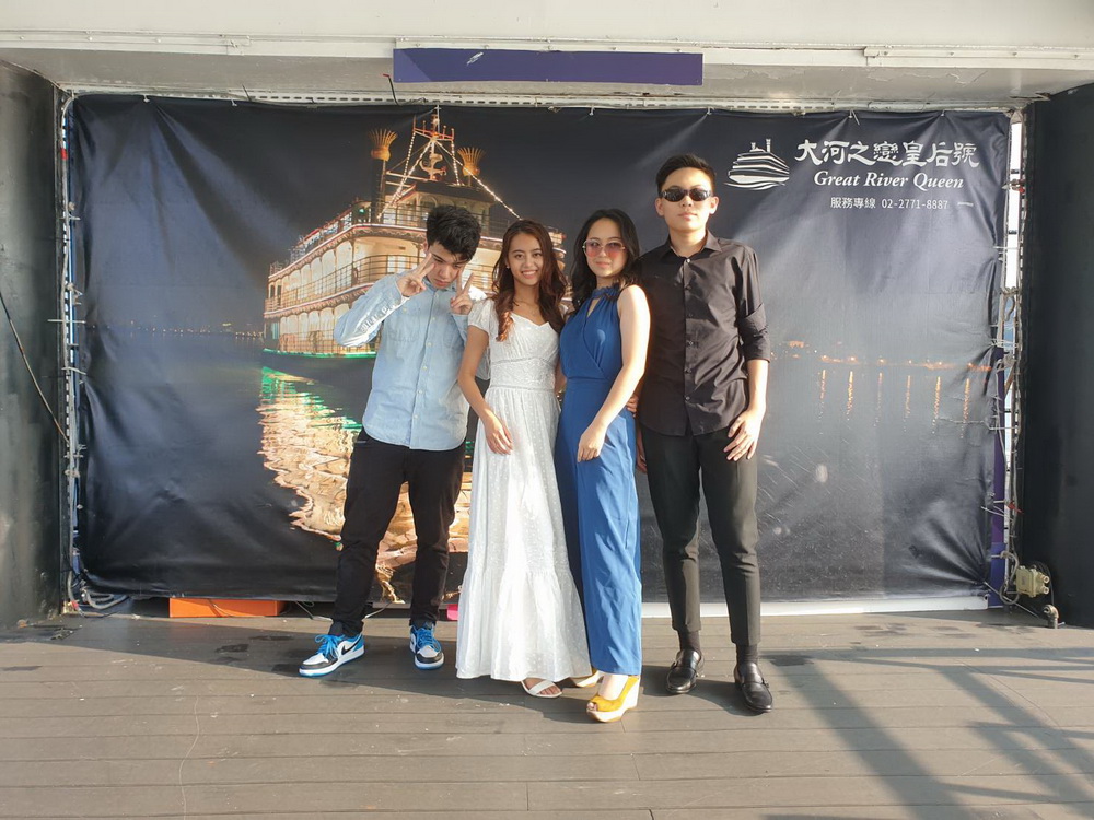到關渡碼頭，三五好友搭上台灣唯一的河輪-「大河皇后號」，來個「偽出國」城市小旅行。