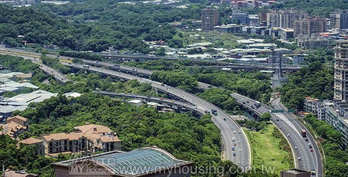 擁三條國道與二快速道路、串聯雙捷運便捷紐帶，北行南往都方便。
