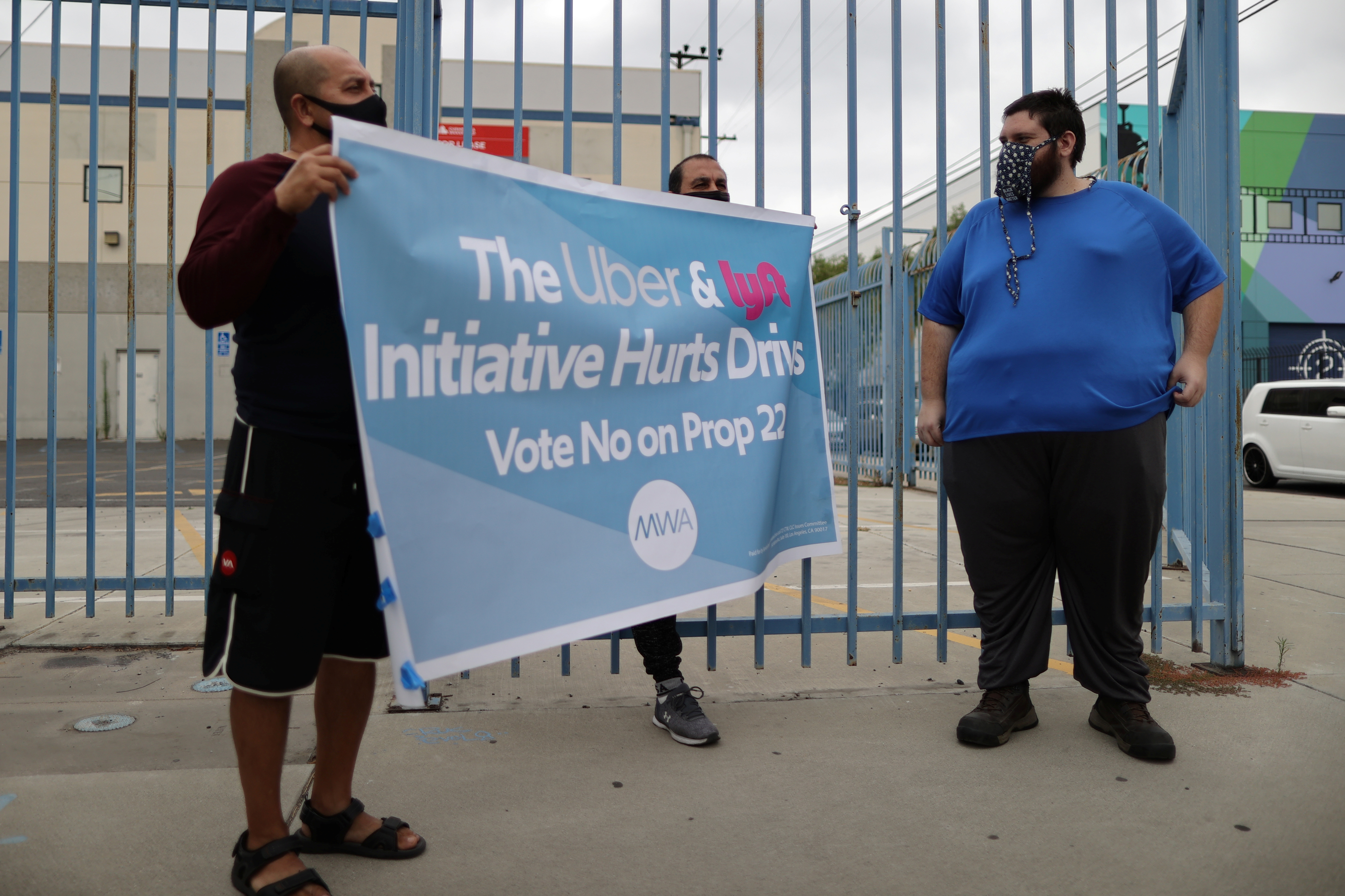 Drivers join a car caravan at a protest by Uber and Lyft drivers against the upcoming California Proposition 22 ballot measure, which would exempt rideshare companies from classifying their drivers as employees, in Los Angeles, California, U.S., August 6, 2020. REUTERS/Lucy Nicholson