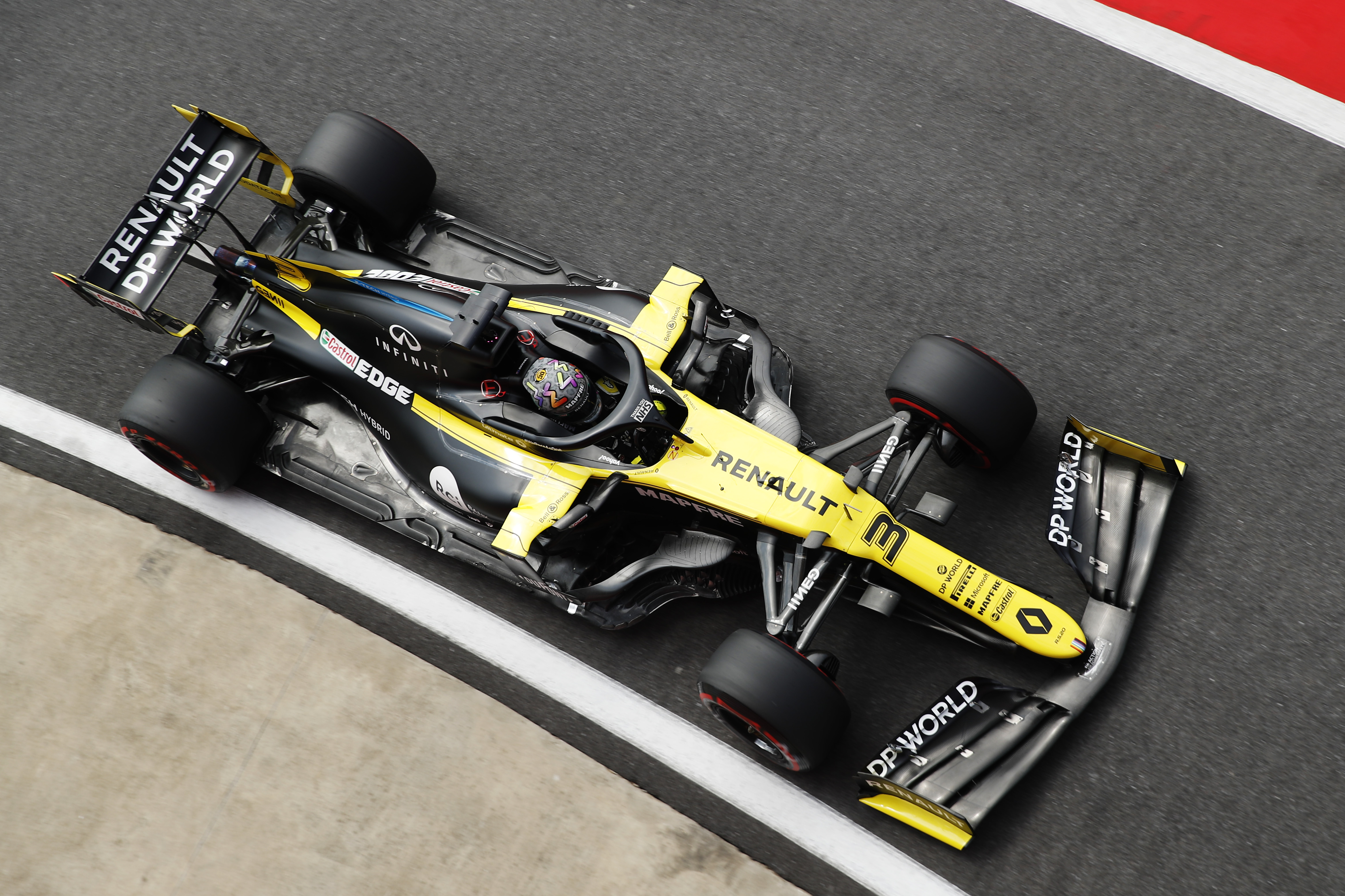 熟悉的彩蛋最對味 F1 Grand Prix英國大獎賽和renault車隊一同上陣廝殺的夥伴是 Yahoo奇摩汽車機車