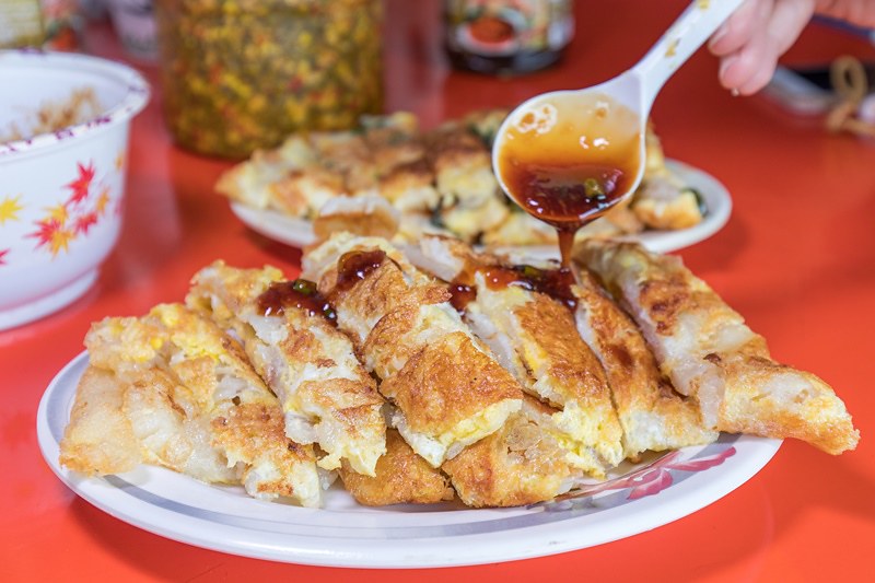 花蓮新城大漢街30年無名早餐店 超厚酥皮古早味粉漿蛋餅 加上自家調製的辣醬配料涮嘴到不行 Yahoo奇摩旅遊