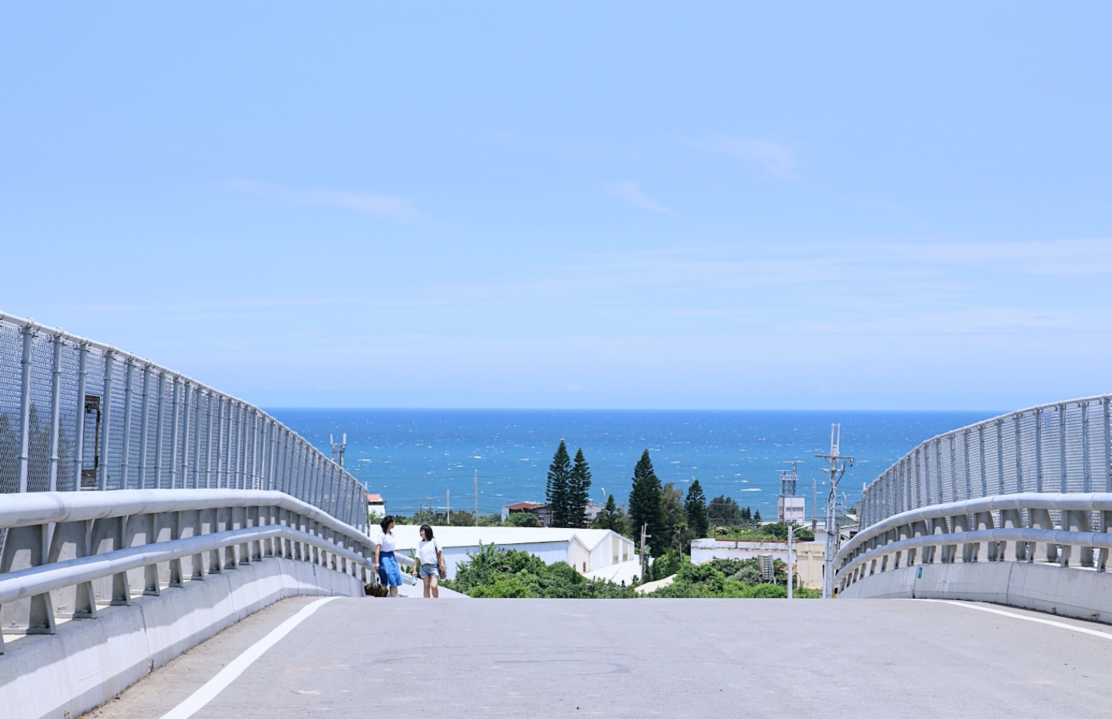 苗栗山海秘境 台61線日落大道旁 新埔路新橋 超夯 宛如走進大海般的海天一色 Yahoo奇摩旅遊