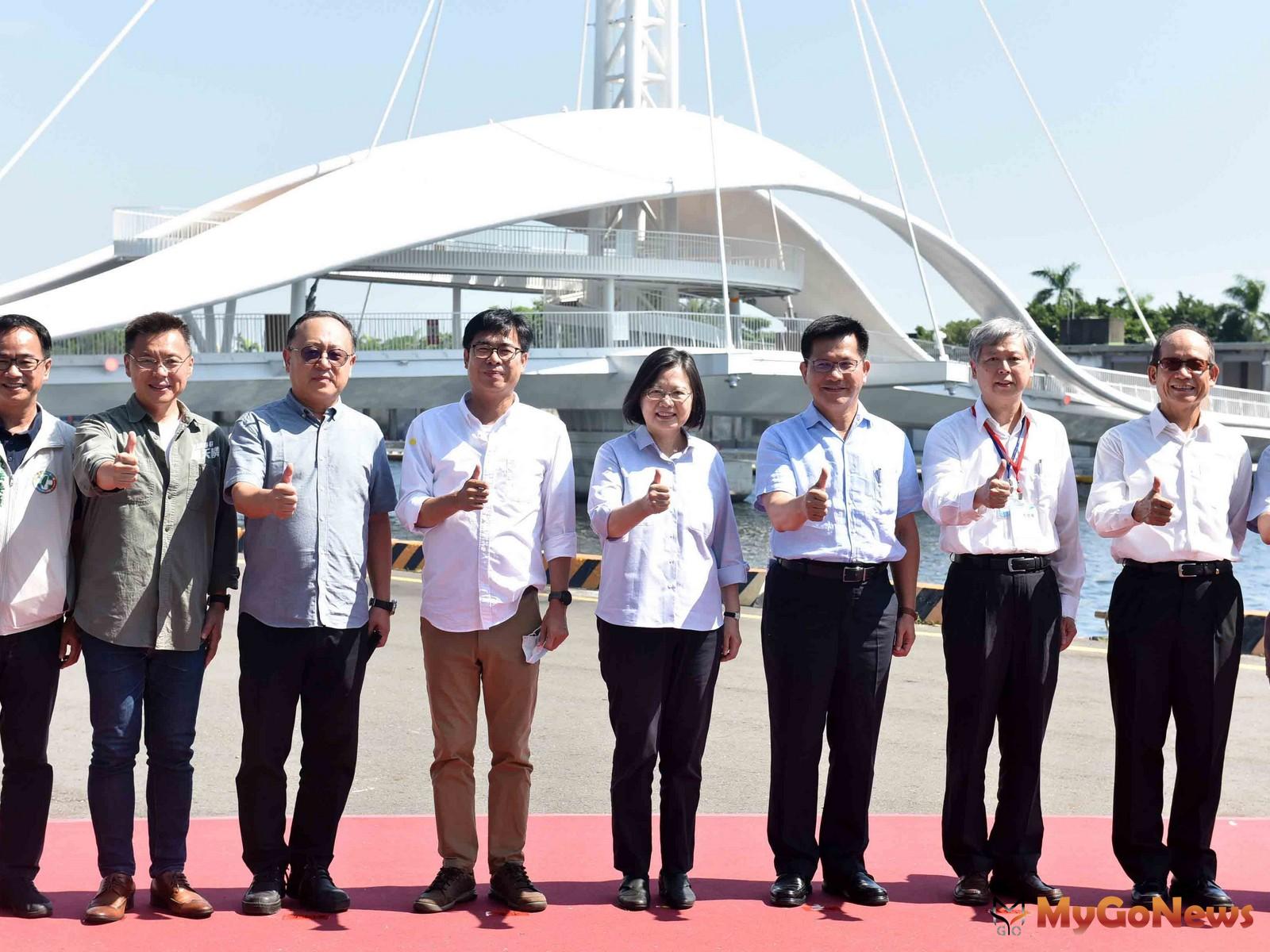 ▲陪同蔡英文視察大港橋 陳其邁籲中央大力支持高雄轉型發展(圖：高雄市政府)