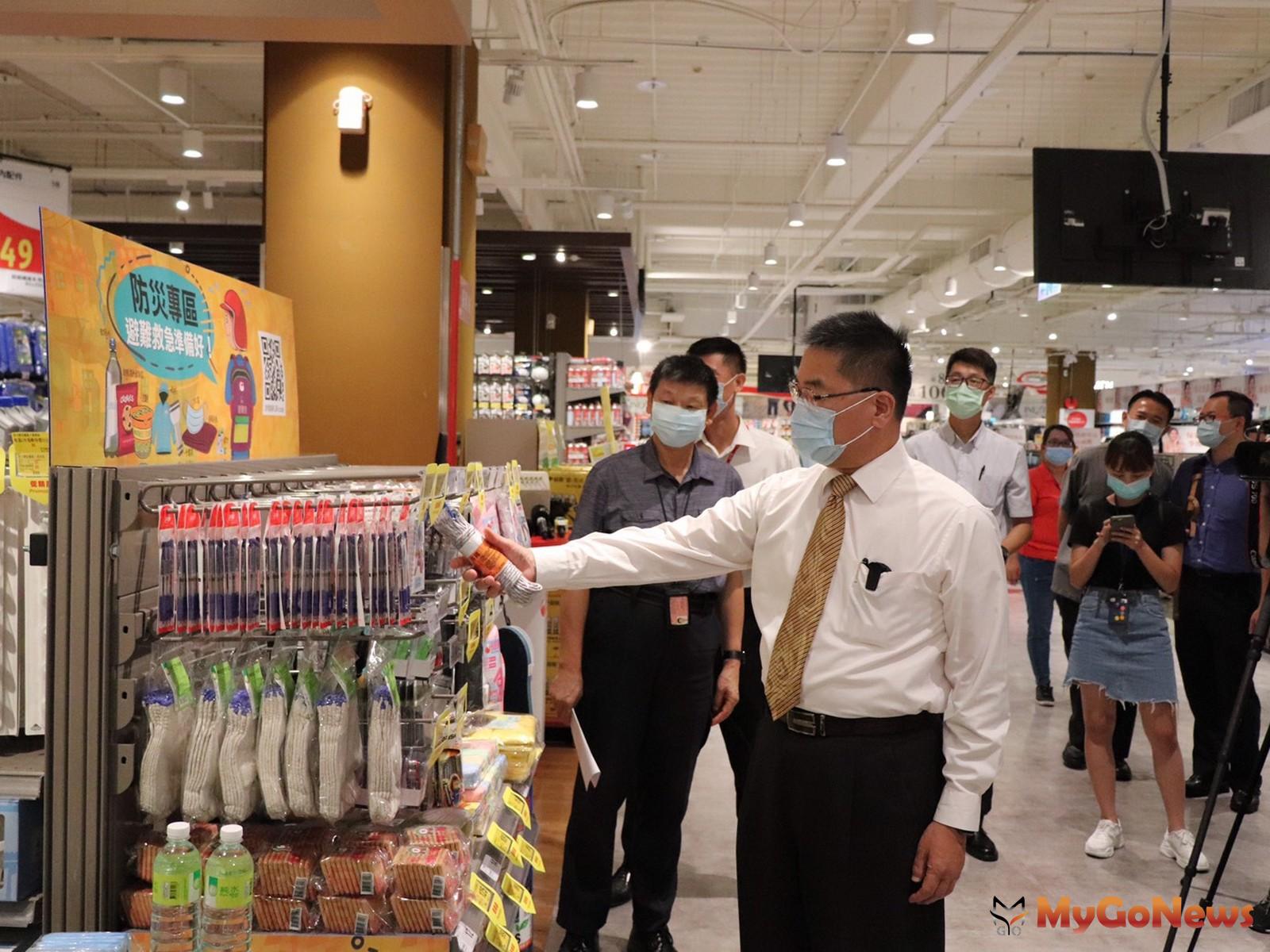 ▲徐國勇部長檢視賣場防災專區陳列物品(圖：內政部)