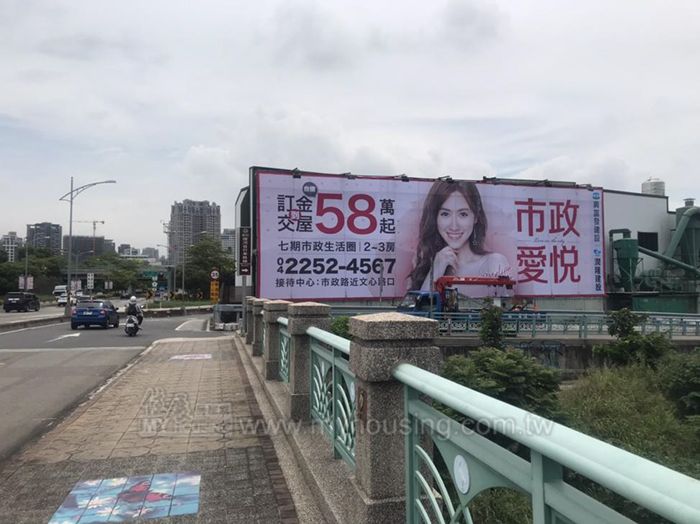 台灣大道接國道1號路口旁的【市政愛悅】廣告強打,主打自備58萬起就能入手。圖/興富發提供。