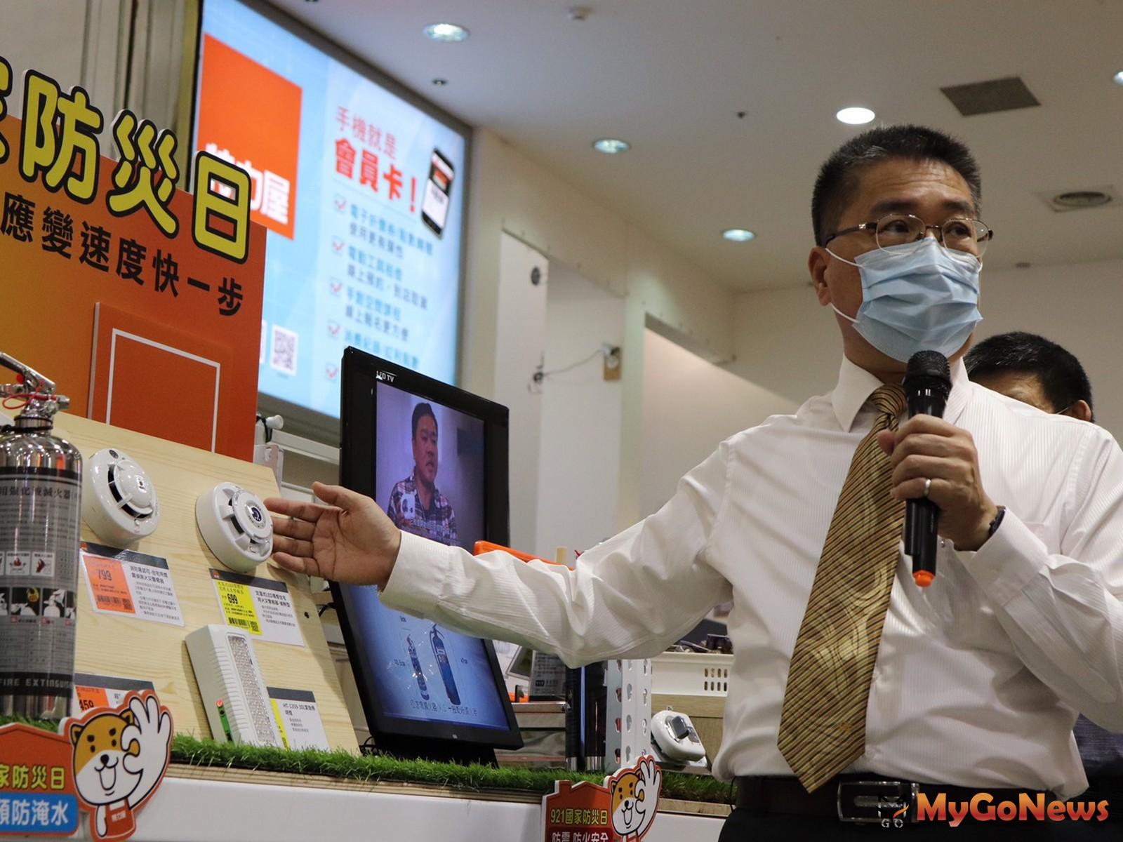 ▲徐國勇介紹居家避難設施及用品(圖：內政部)