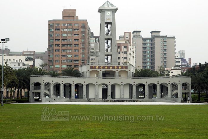 「成功大院」鄰近站前商圈，附近還有in89及威秀影城影城、朝陽森林公園，生活機能便利。