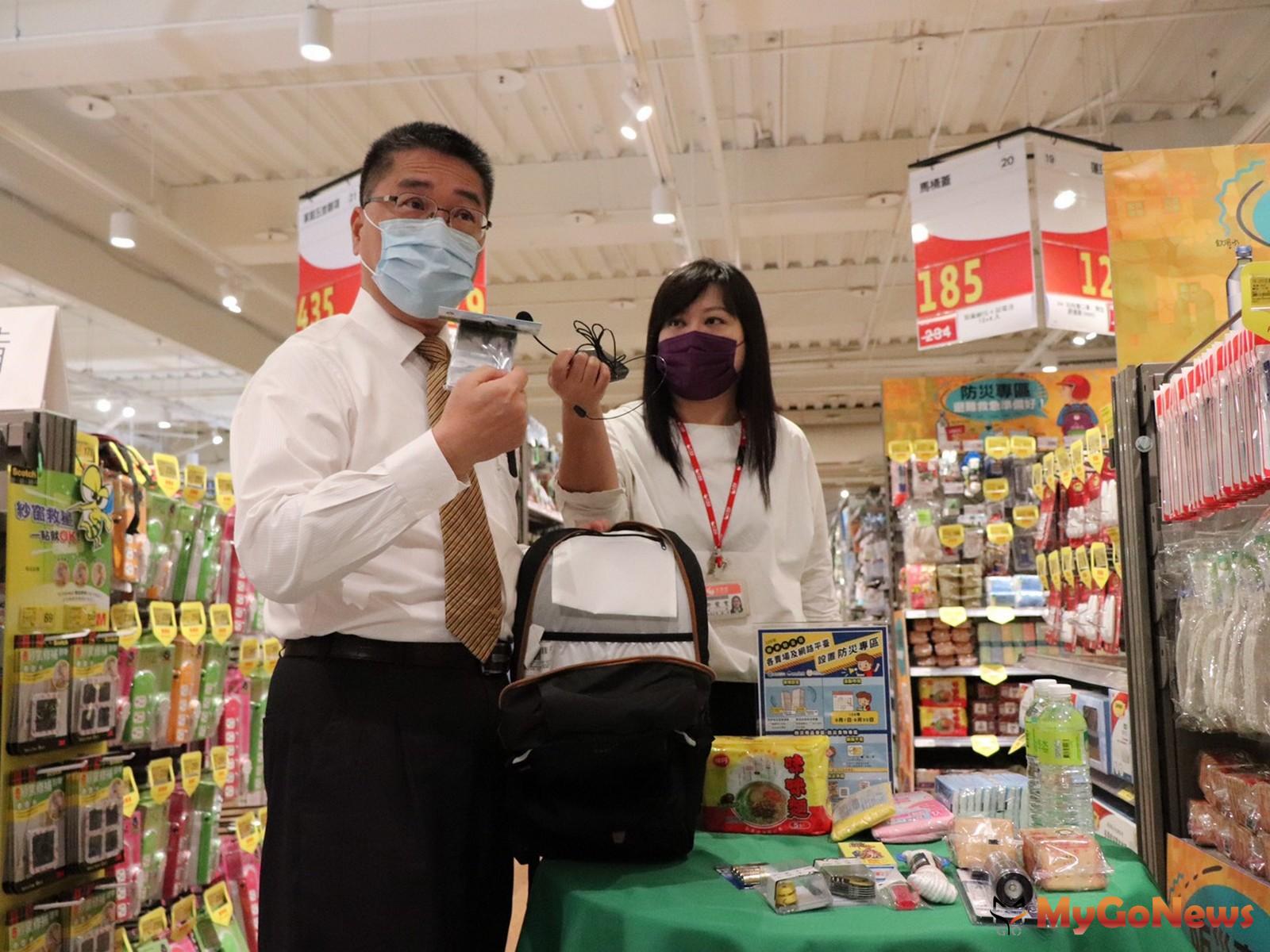 ▲徐國勇部長介紹緊急避難包內含物品(圖：內政部)