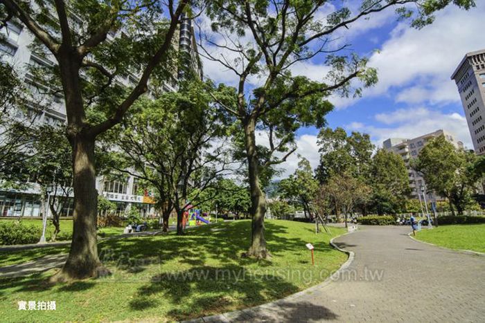 天母西路生活圈四週景觀開闊，擁有磺溪優勢，是在地人購屋首選。