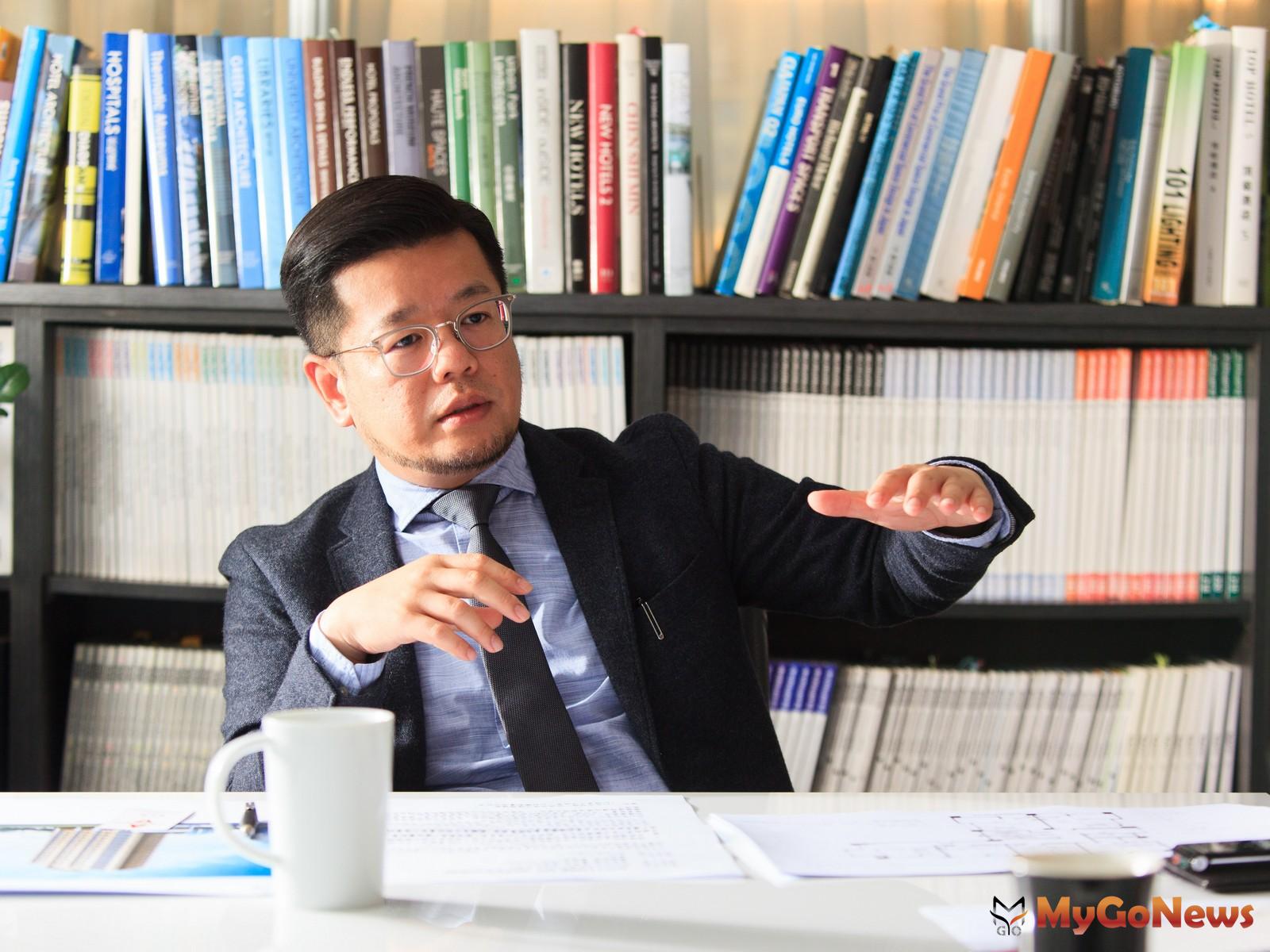 ▲欣詮建設董事長陳聖中說：「建築必須創造永恆價值，才對得起城市。」於是誕生了「從綠地長出的建築物，演化成為書香居住」的「淺草棧」建案。