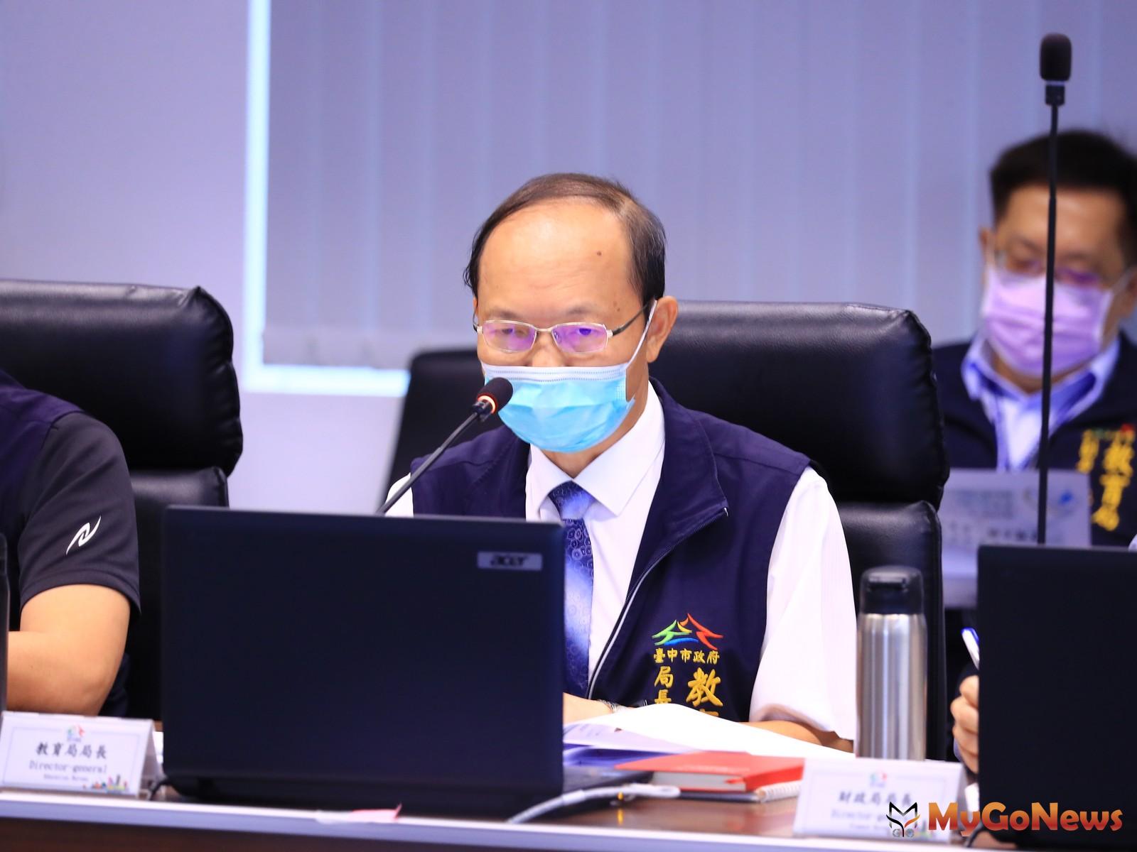 ▲教育局長楊振昇針對台中市老舊校舍整建計畫進行專案報告(圖：台中市政府)