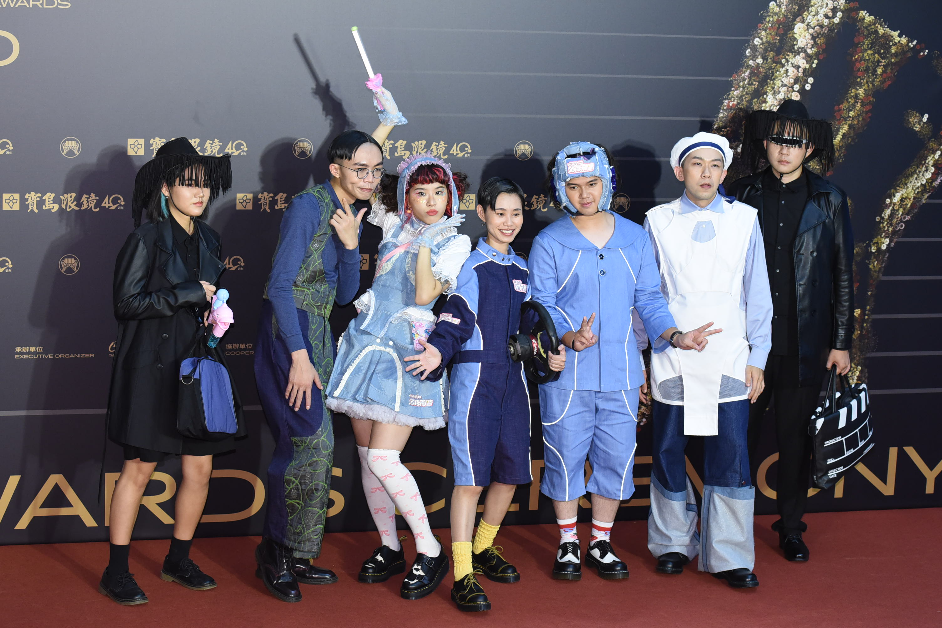 海豚刑警（楊淑芬、周志明、林寶珠、陳金發 ）以《豚愛特攻隊》入圍最佳樂團獎。這一咖不拿出來介紹真的不行，他們的服裝以其及他們動作片一般的肢體語言、誇張的臉部動作，都讓人印象深刻，在之前的金曲紅毯可以說是相當少見。