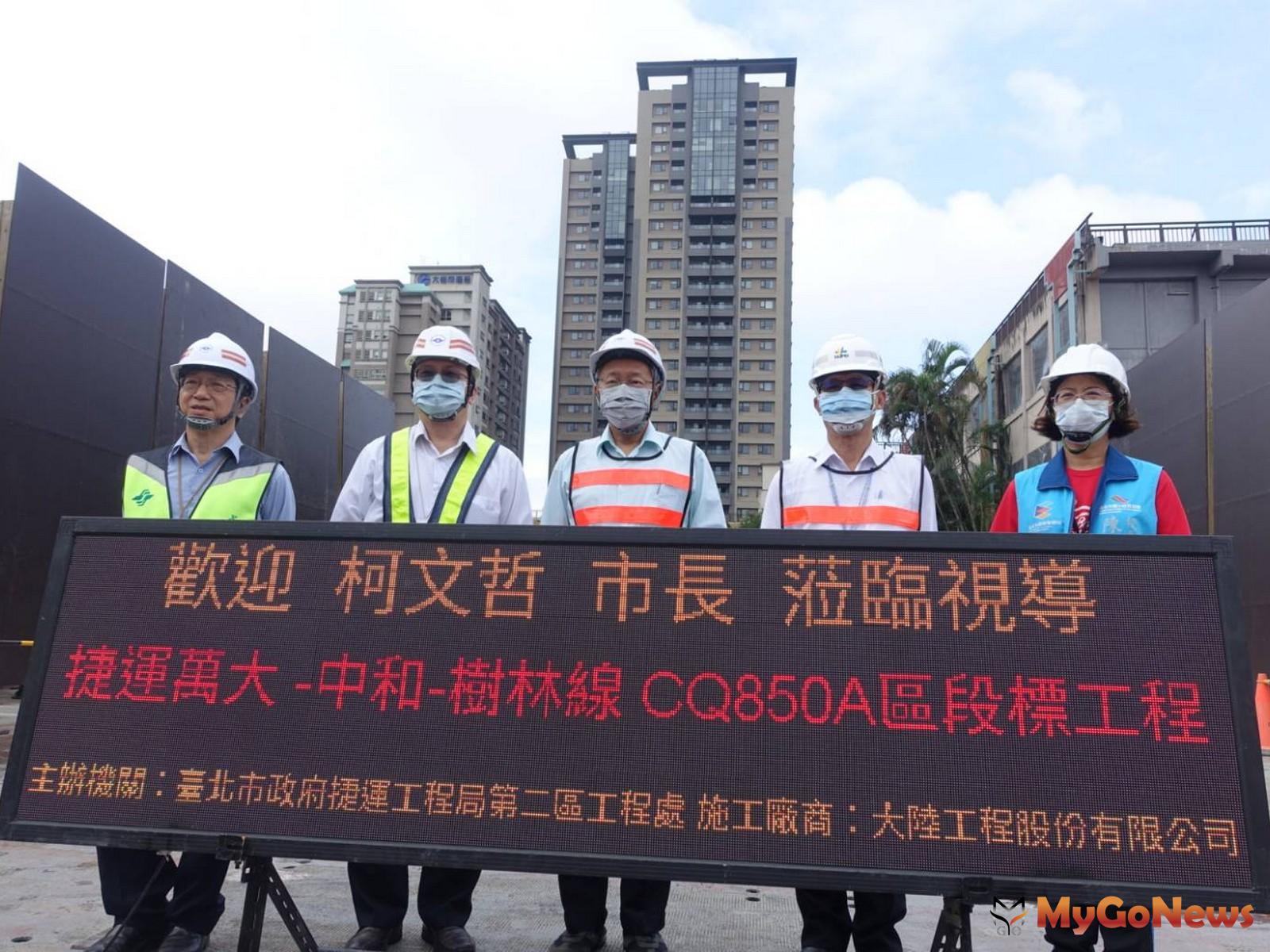 ▲柯文哲視察萬大線加蚋站，東園國小共構施工圍籬充滿童趣(圖：台北市政府)