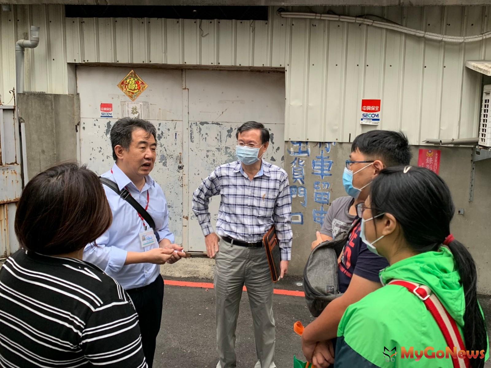 ▲更新處長陳信良親自拜訪公辦都更2.0首案-士林松柏大廈具體了解需求 積極回應期待(圖：台北市政府)