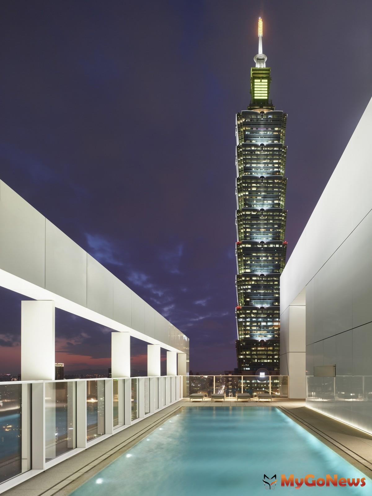 ▲31層樓高的「琢白」總戶數為43戶，頂樓有相望101視野的露天溫水泳池，頂級宴會廳、piano lounge、健身房等。(圖：業者提供)