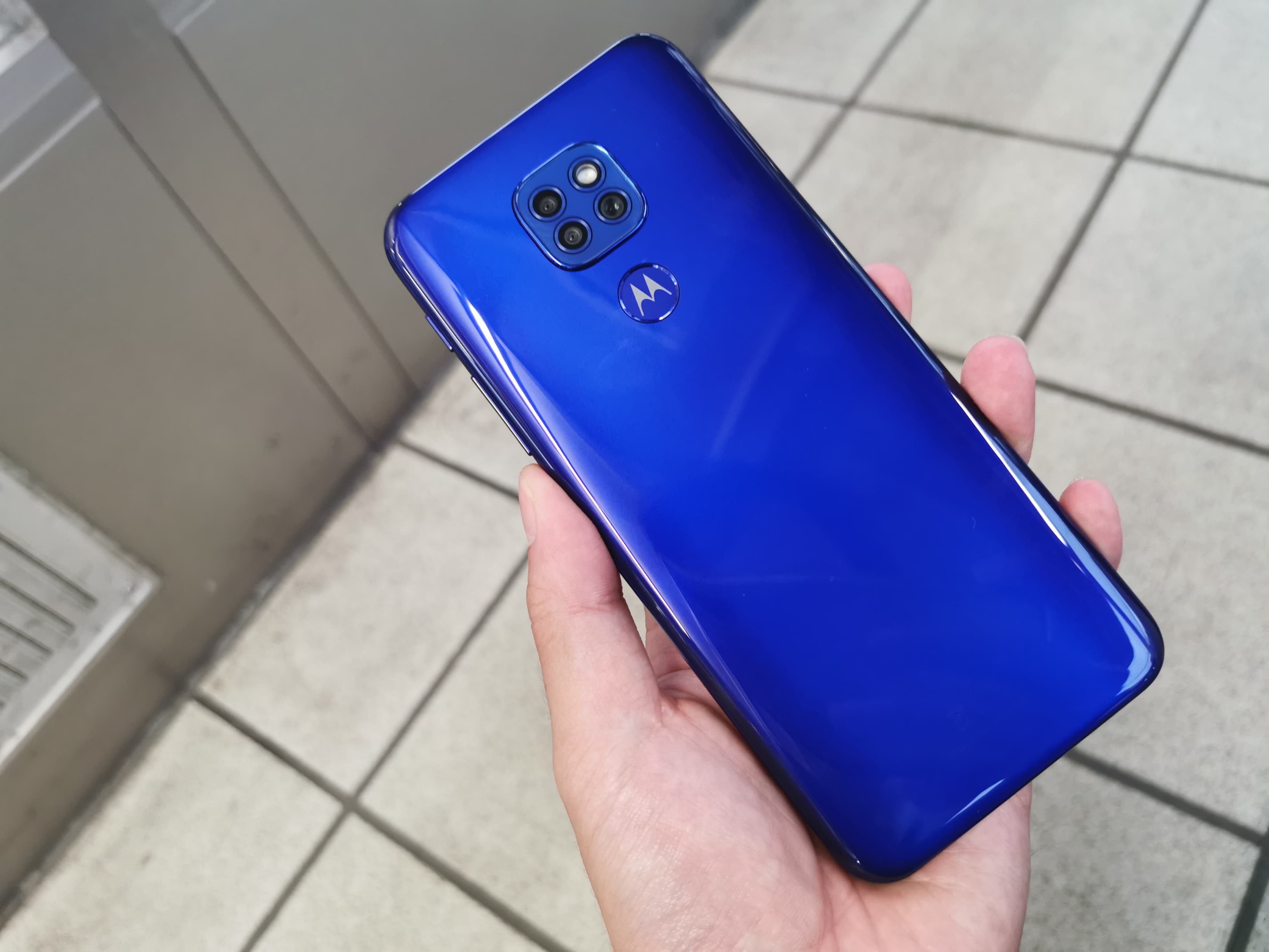 新品未開封・モトローラ moto g8 plus ポイズンベリー-