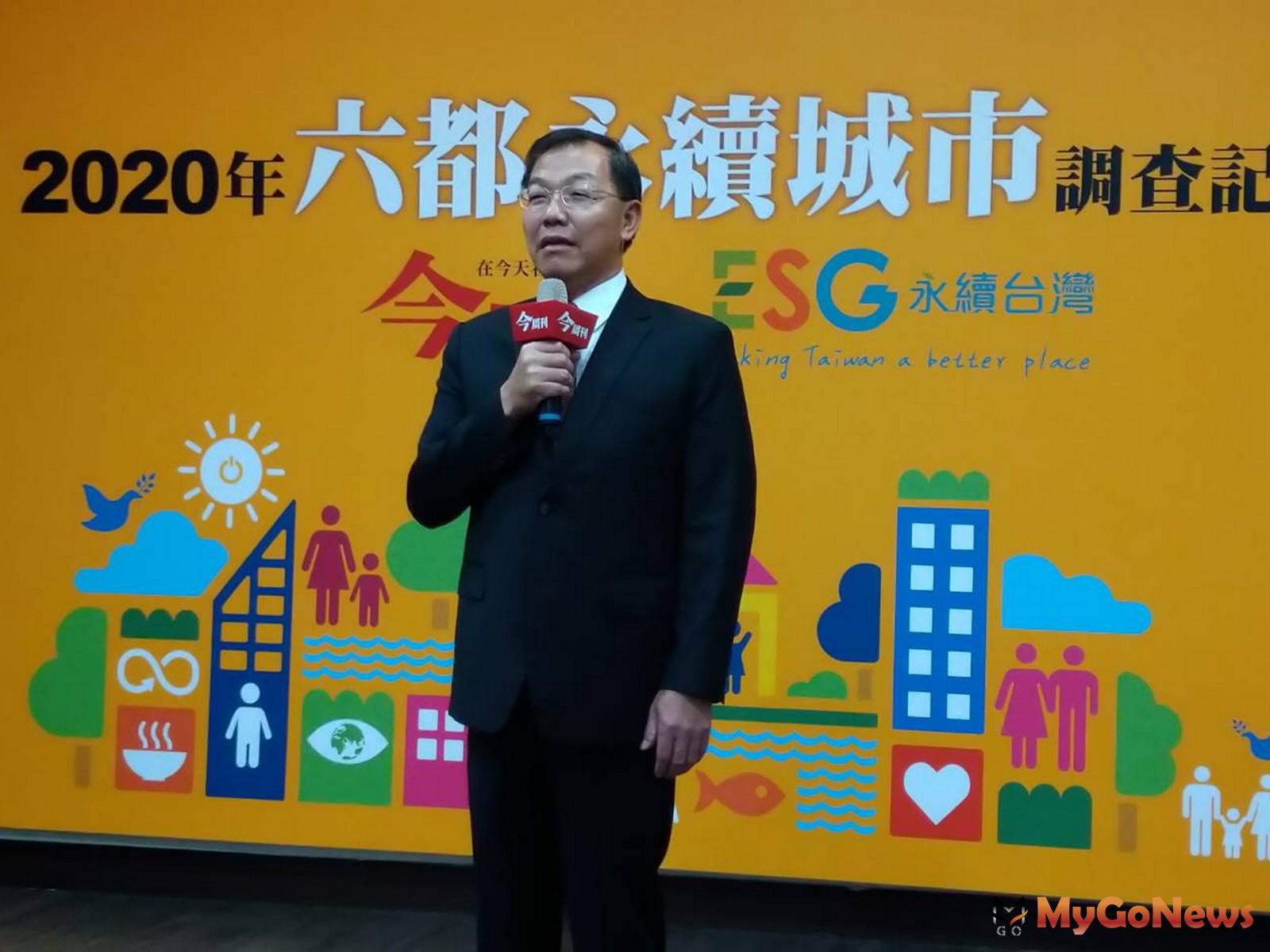 ▲桃園榮獲六都永續城市經濟力評比第一名，秘書長黃治峯代表桃園市政府領獎(桃園市政府)