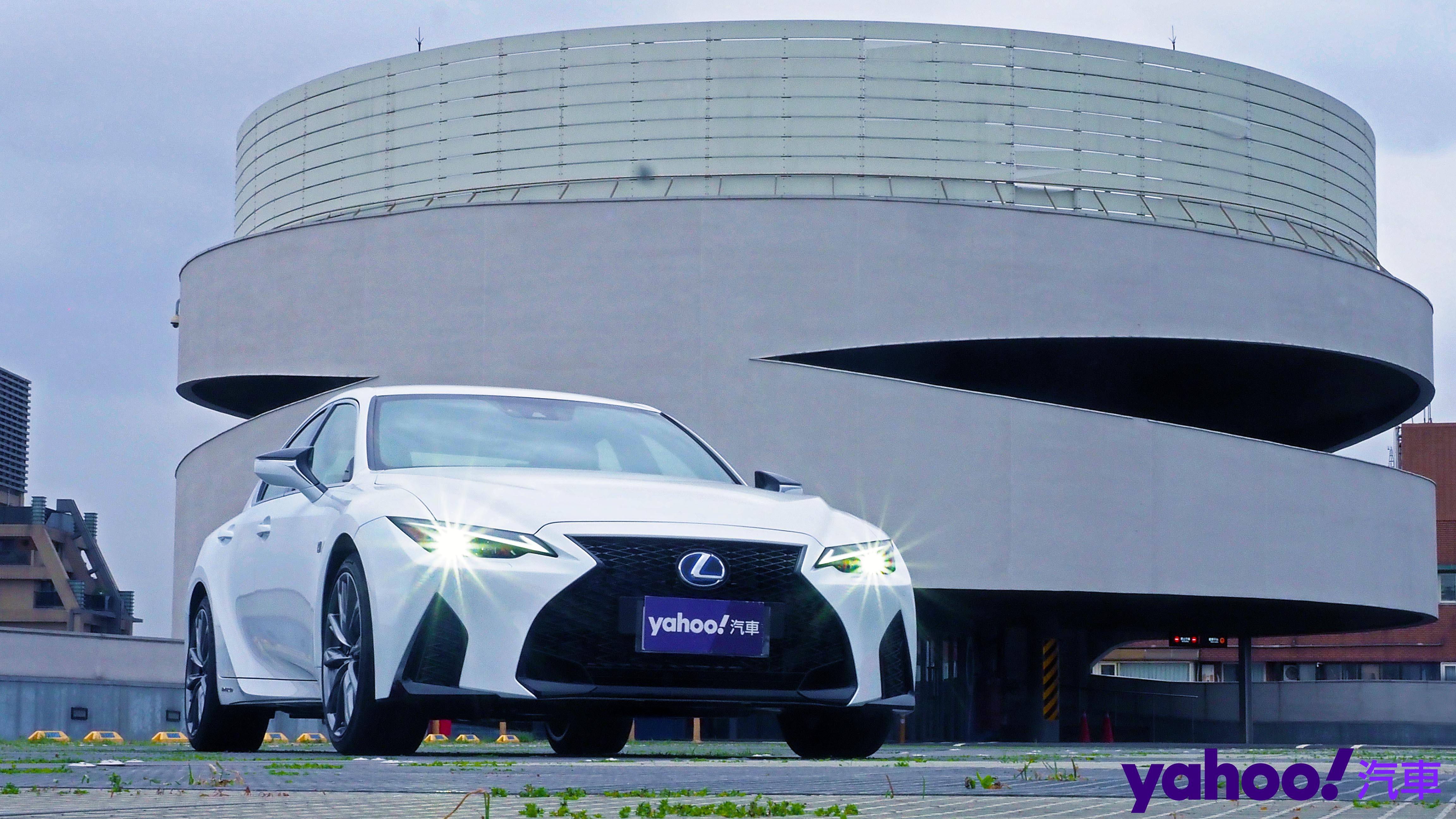 跑格煉成陣下的折衷之作 21 Lexus小改款is300h F Sport試駕 Yahoo奇摩汽車機車