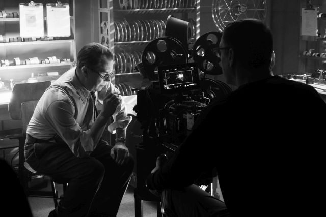  David Fincher's MANK is a scathing social critique of 1930s Hollywood through the eyes of alcoholic screenwriter Herman J. Mankiewicz (Gary Oldman) as he races to finish the screenplay of Citizen Kane for Orson Welles. Gary Oldman on the set of Mank. Cr. Nikolai Loveikis. 