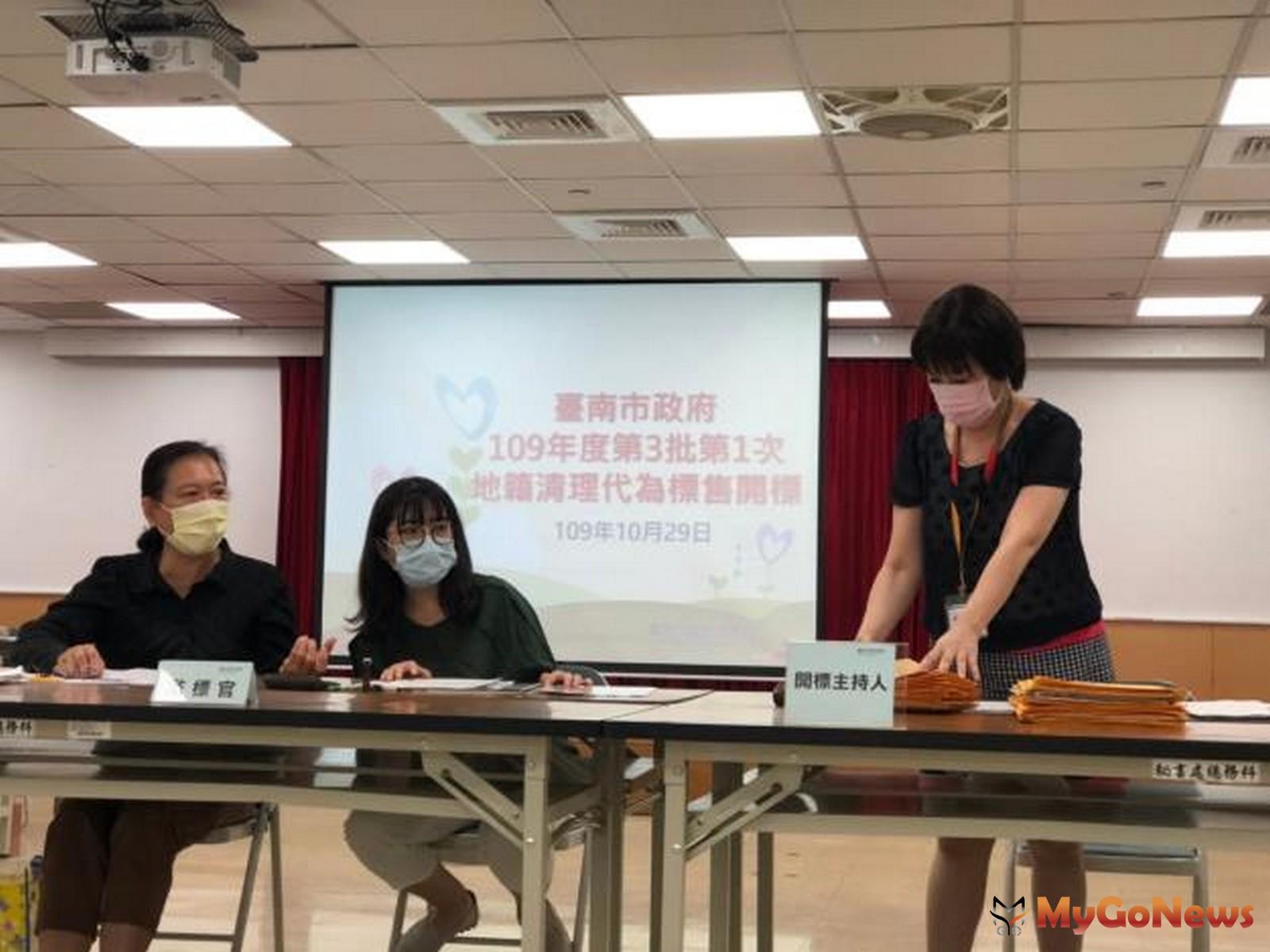 ▲市長黃偉哲稱許地籍清理代為標售成效佳，有效促進土地利用、釐清產權(圖/台南市政府)