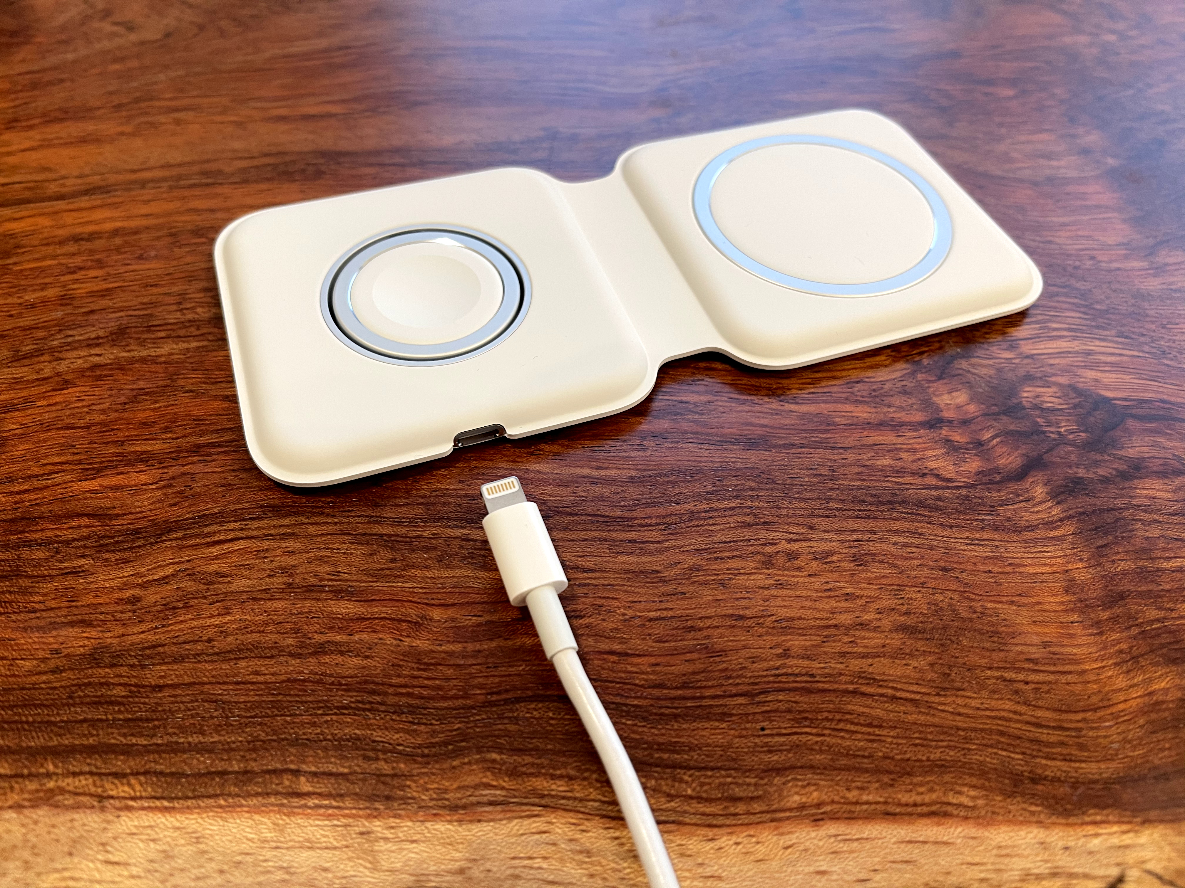 やっと出たapple純正 Magsafeデュアル充電パッド 実機レビュー Engadget 日本版
