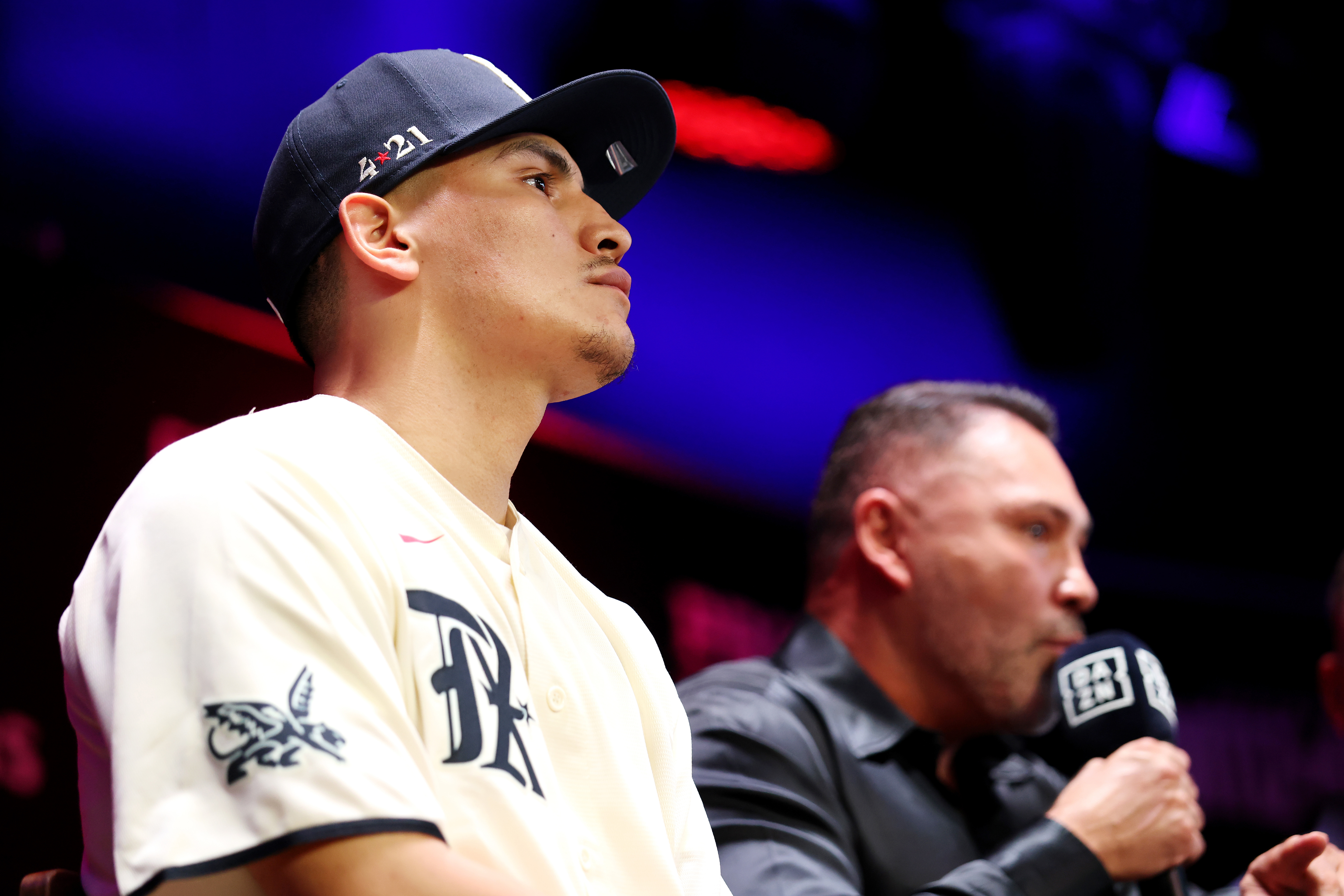 ARLINGTON, TEXAS - SEPTEMBER 23: Boxing promoter Oscar De La Hoya (R) speaks while Virgil Ortiz Jr. (L) looks on during a press conference ahead of his super welterweight fight against Erickson Lubin at Texas Live! on September 23, 2025 in Arlington, Texas. (Photo by Cris Esqueda/Golden Boy/Getty Images)