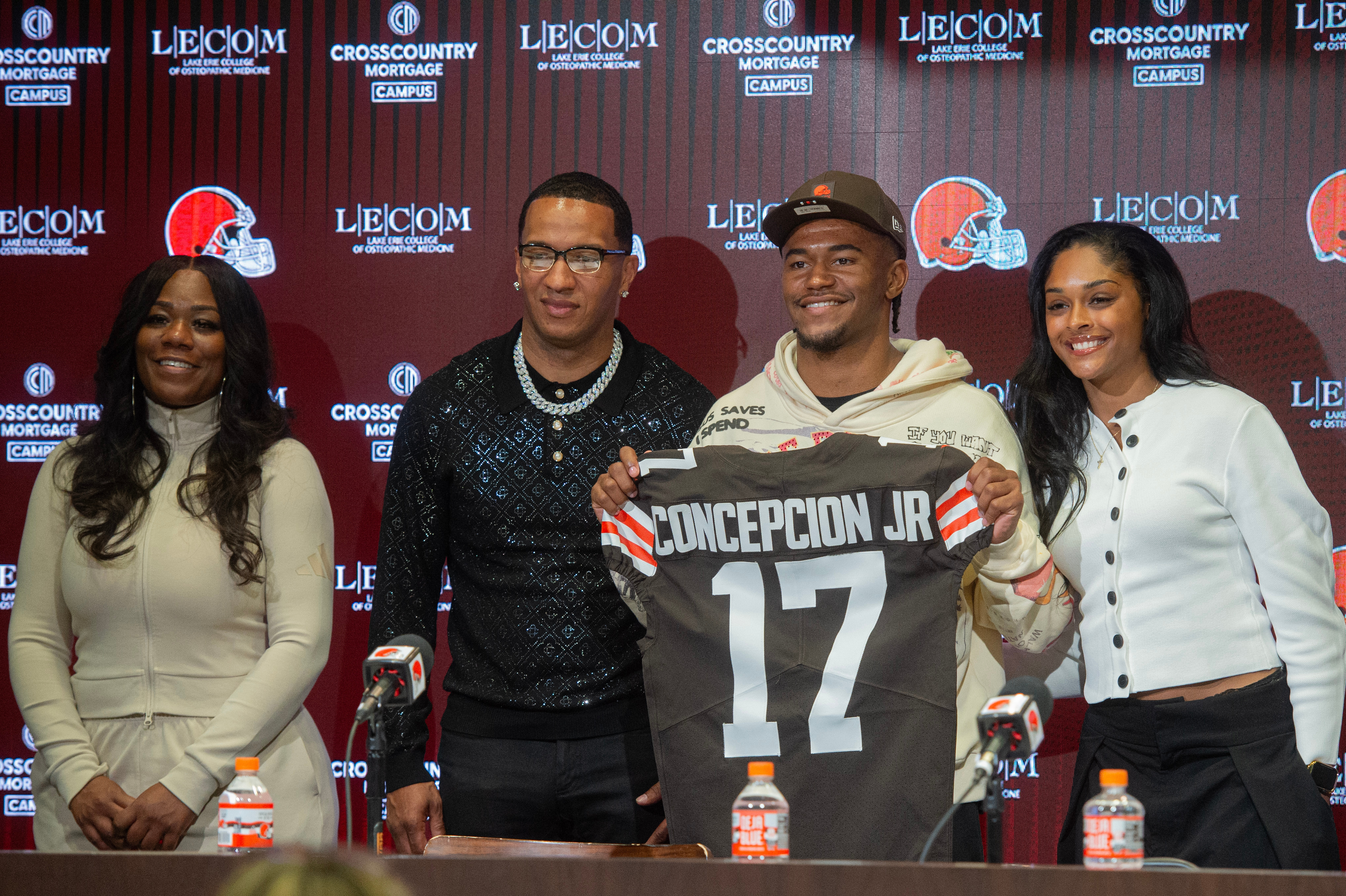 Cleveland Browns first-round draft choice KC Concepcion, holds his Browns jersey with his family and girlfriend Lemyah Hylton, right, mom Aerial, far left and father Kevin, left center, during a news conference at the Browns training facility, Friday, April 24, 2026 in Berea, Ohio. (AP Photo/Phil Long)